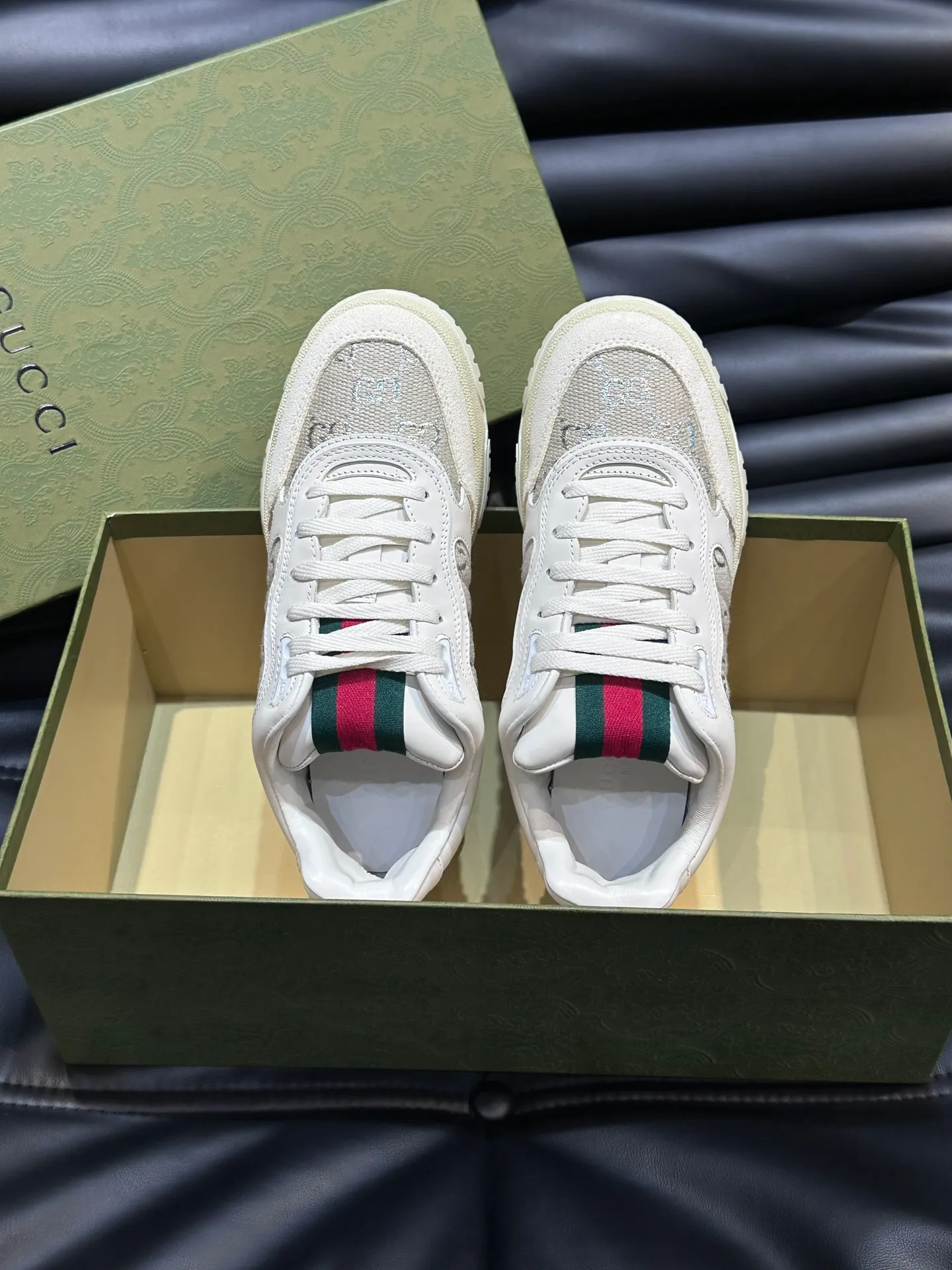 p480 Men's Men's Shoes Gucc*Gucci Re-Web series👫Couple's webbed leather sneakers, as the first sneakers created by Sabato De Sarno for Gucci, the Re-Web series reinterprets the brand's classic stripes, and sets off the modern silhouette design with bold and unique details. This shoe is crafted from iconic classic GG canvas and white leather. This new sneaker is ingeniously decorated with many of the brand's classic details, and is equipped with a bright red and green webbing tongue, which will make people fall in love at first sight. Yuan Size: Female 35-40 Male 39-44 (can be customized to 45, 46